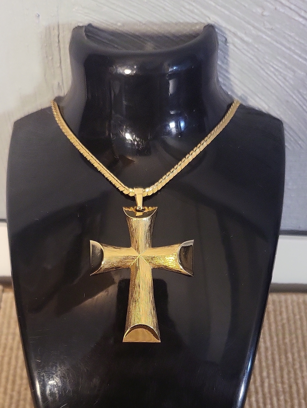 Vintage 1976 Avon Gold Tone Cross Charm Pendant Necklace 16in Box Chain